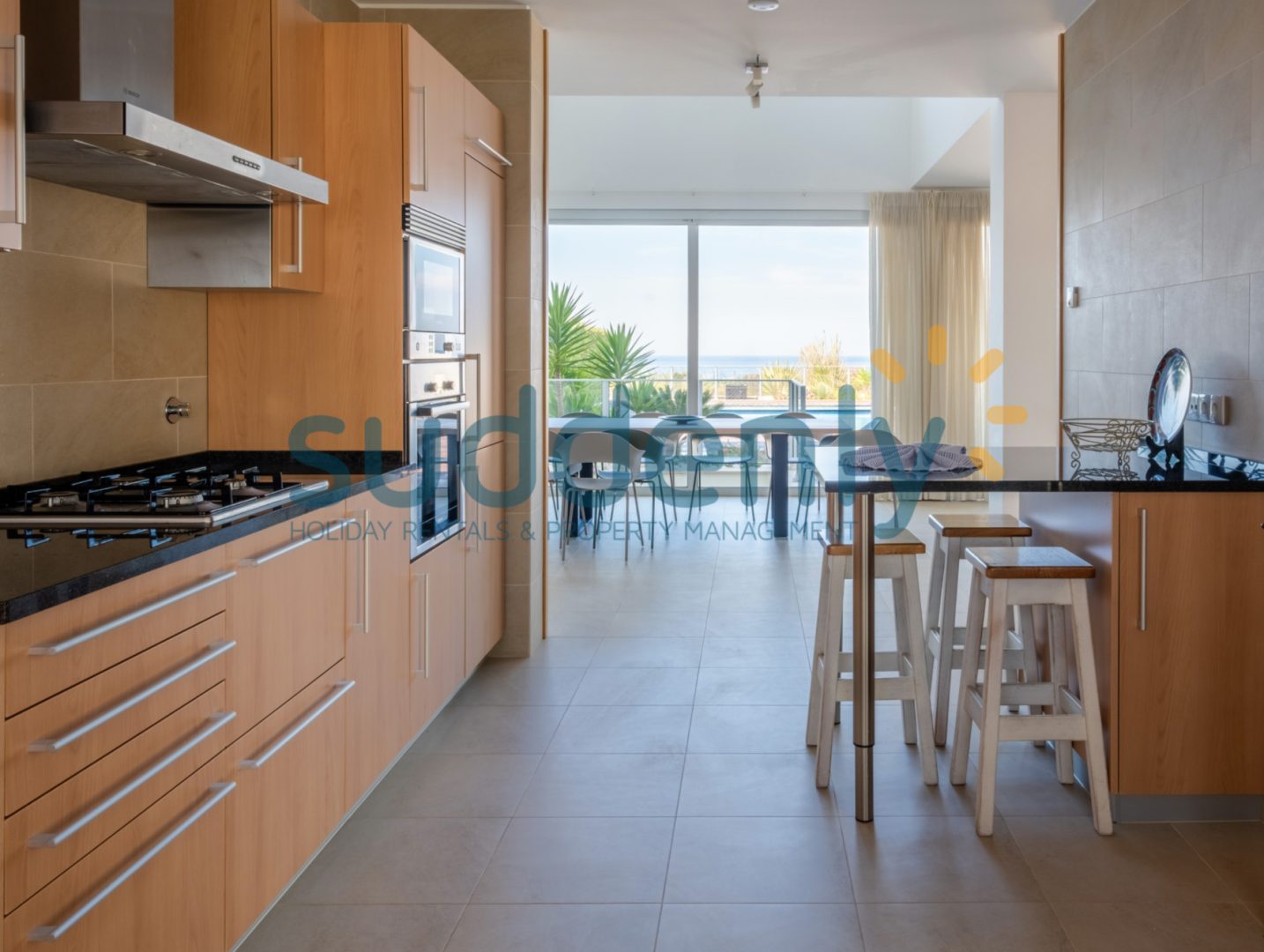 Holiday Rentals in Praia D'El Rey 83