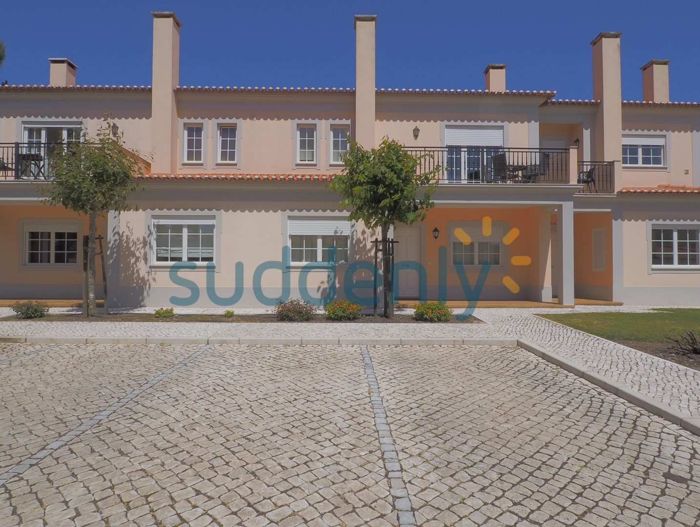 Holiday Rentals in Praia D'El Rey 4