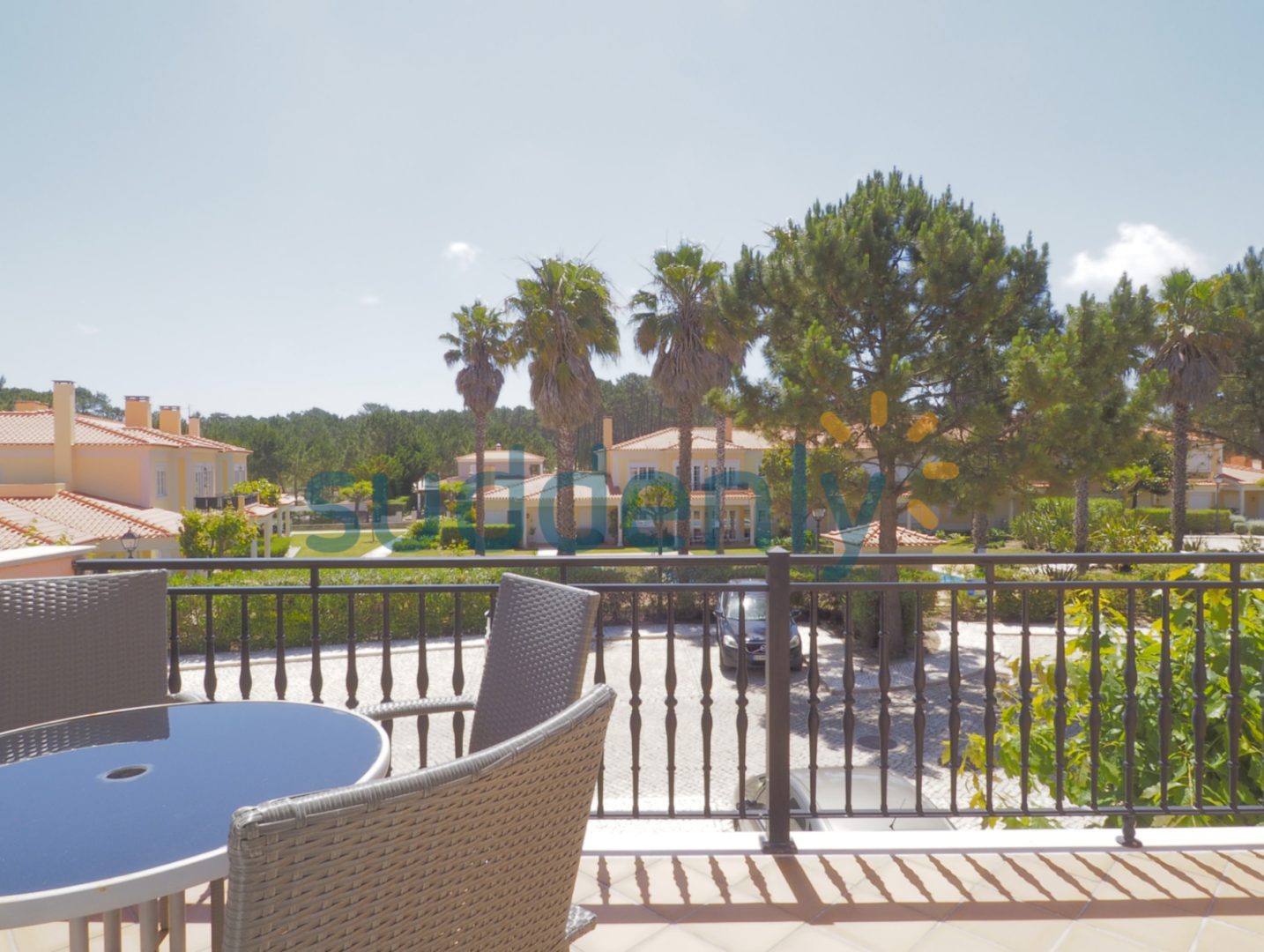Holiday Rentals in Praia D'El Rey 9